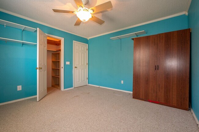 Building Photo - Charming 3 bedroom home with cozy fireplac...
