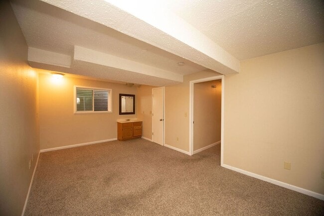 Building Photo - Great 4 bedroom Ranch style home!