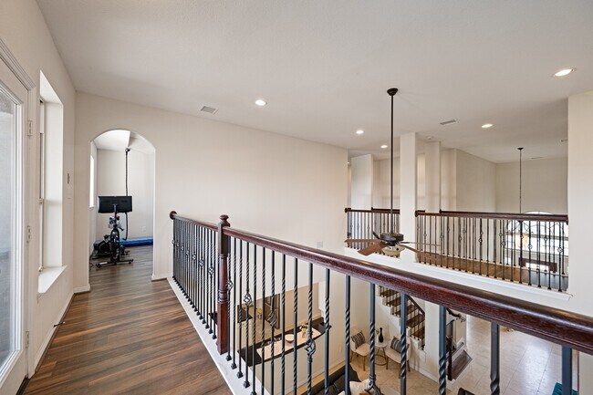 Building Photo - 4627 Miramar Dr