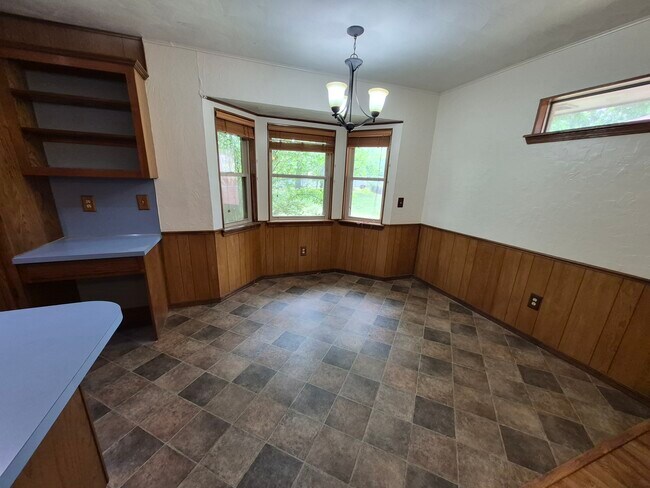 Building Photo - 225 Burke