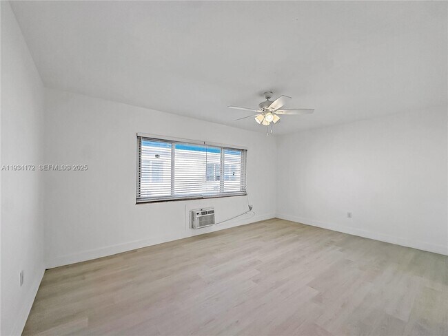 Building Photo - 955 Bay Dr