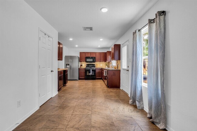 Building Photo - 16718 Warbler Dr