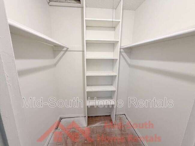 Building Photo - 642 Safari Dr