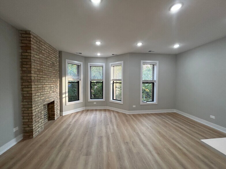 Building Photo - 423 W Belden Ave