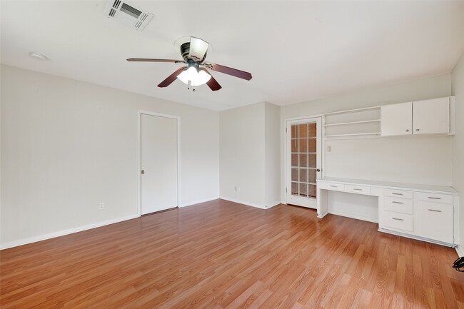 Building Photo - 2319 Blue Willow Dr