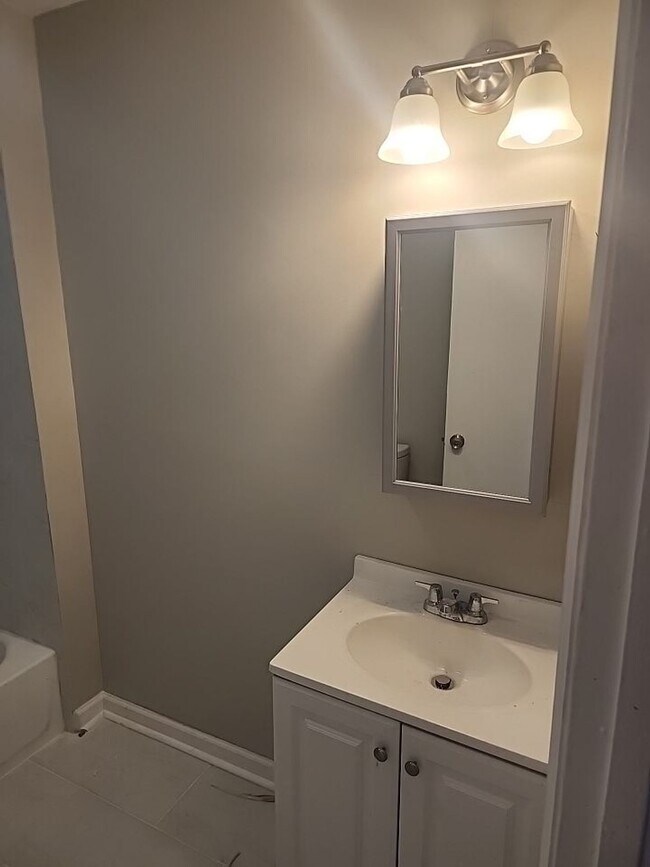 Building Photo - Newly Renovated 3 Bedroom Apartment