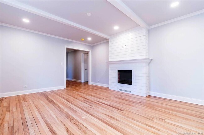 Building Photo - 140 Woodside Green