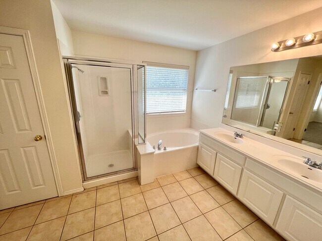 Building Photo - Beautiful 4BD and 2.5BA home in South Aust...
