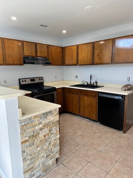 Building Photo - 12161 Armenia Gables Cir