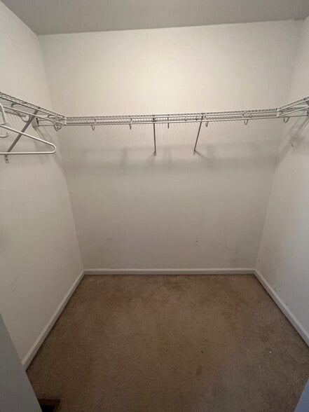 Walking Closets - 140 Coral Ln