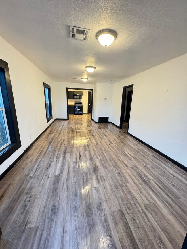 Building Photo - 2 Bedroom 1 Bath Remodeled Farmhouse for Rent