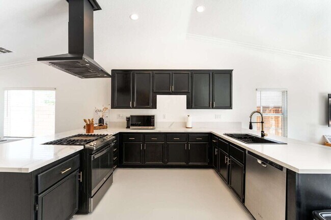 Building Photo - Coachella 4 Bedrooms Stunner