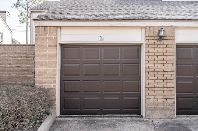 Building Photo - 2277 S Kirkwood Rd