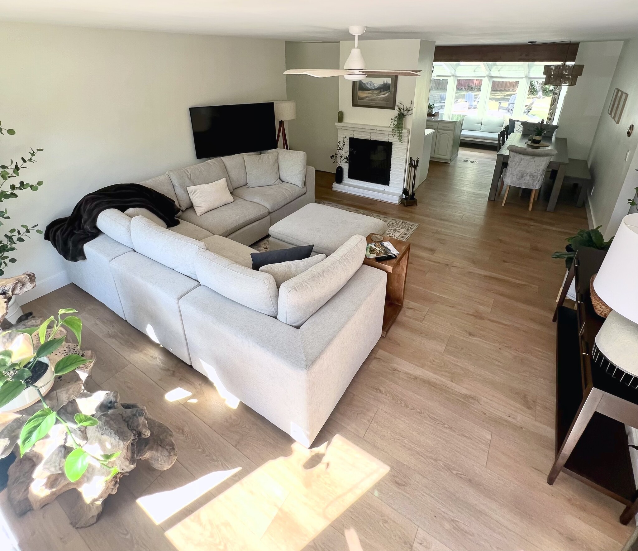 Spacious living room with wood burning fireplace - 920 Oak St