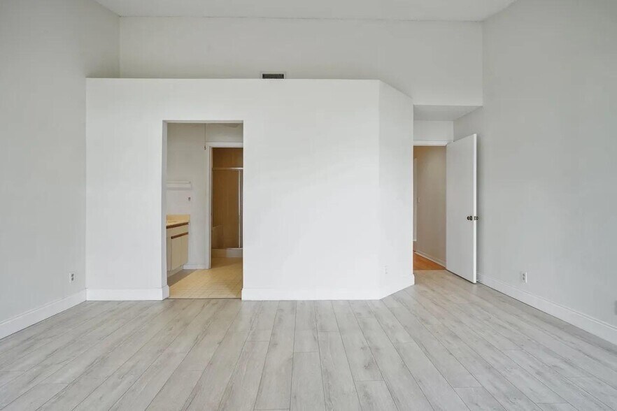 Building Photo - 10910 Lakemore Ln