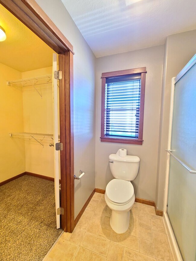 Building Photo - $2,300 -  3 Bed / 2.5 Bath Beautiful Spoka...