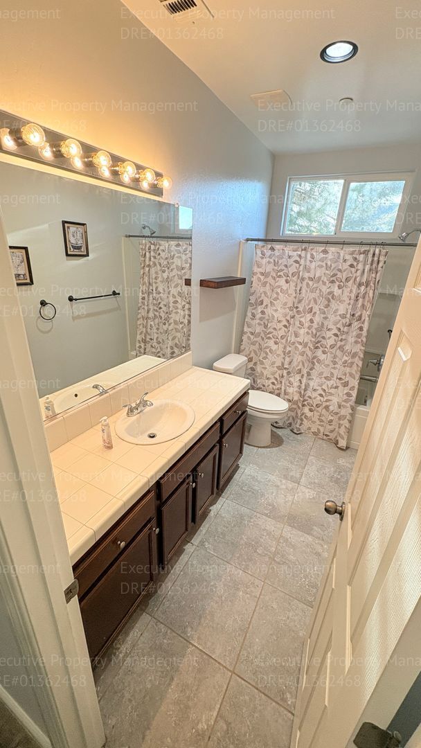 Building Photo - 3 bedroom 2 bathroom home located in a cul- de- sac in a Southwest Bakersfield neighborhood