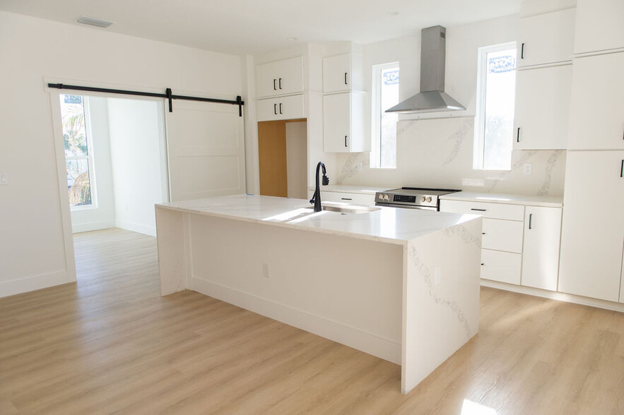 Building Photo - 3820 Pompano Dr SE