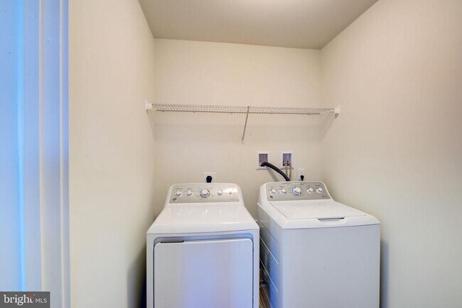 Building Photo - 29 Independence Ct