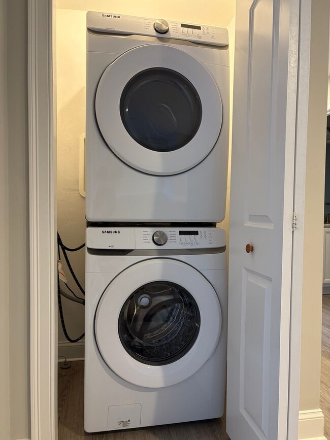 Building Photo - Bright, Spacious 2 bedroom condo in prime ...