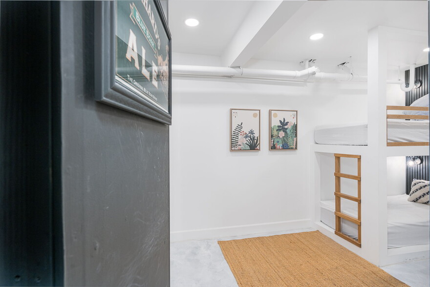 Building Photo - 7270 Pembroke Dr