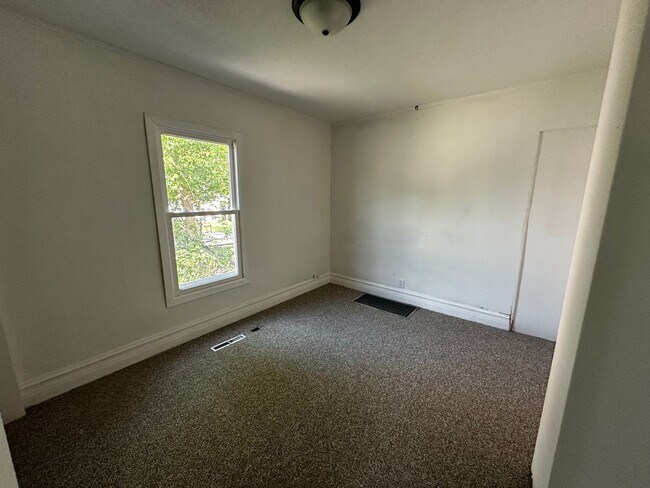 Building Photo - 723 W Shirland Ave