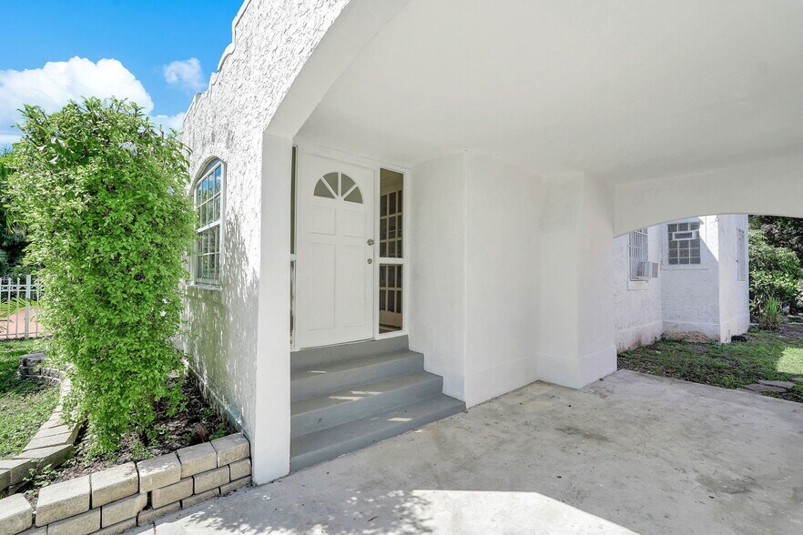 Building Photo - 511 NW 44th St