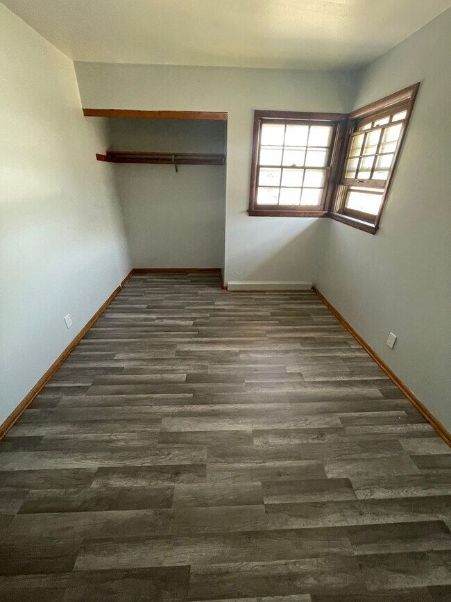 Building Photo - Large 3bed/1.5 bath unit!