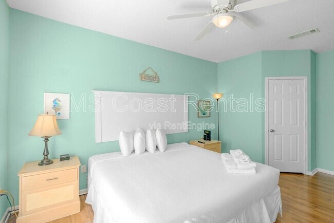 Building Photo - 2252 Beach Dr