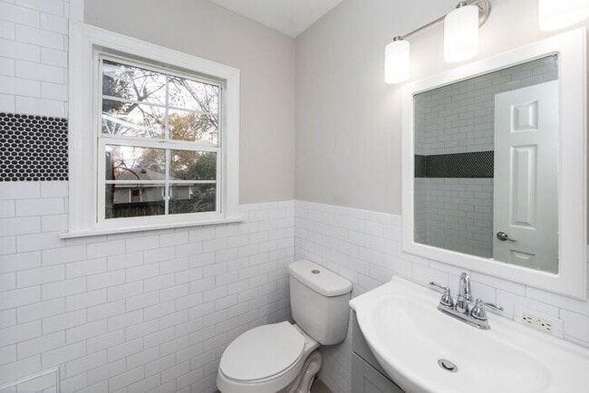 Building Photo - 1BD/1BA Duplex Home with Additional Flex R...
