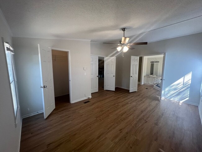 Building Photo - LEASING NOW FOR OCTOBER 2025!