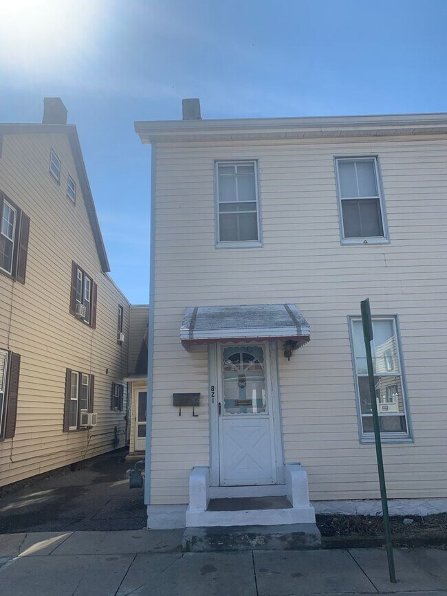 Duplex located on Lanvale Street in Hagers... 821 Lanvale St Hagerstown MD 21740 Apartment