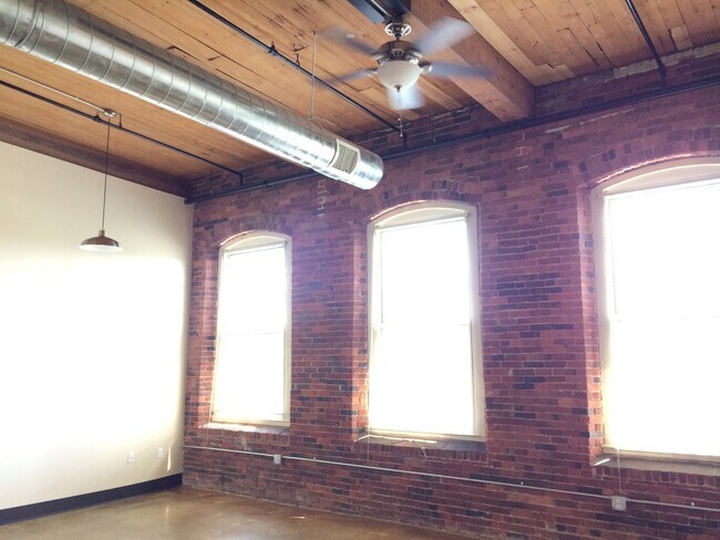 Building Photo - 100 Main St