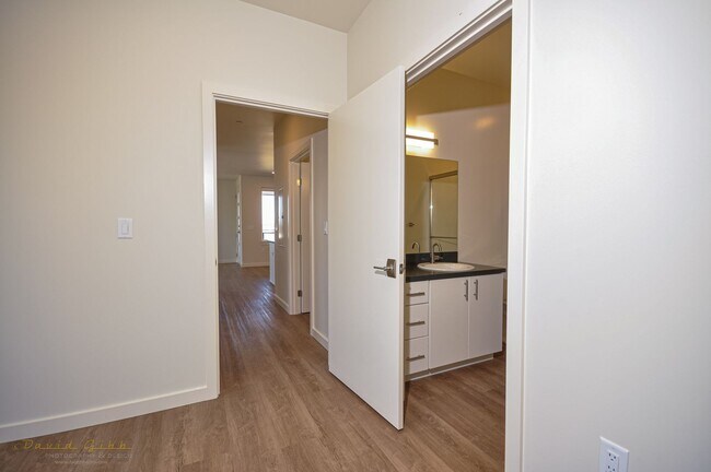 Building Photo - Pool-View Ground Floor Flat - Available Mid May