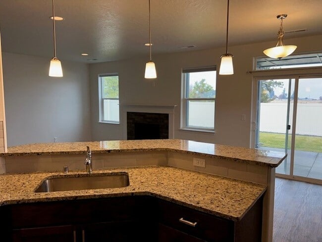 Building Photo - Beautiful 3-Bedroom, 2-Bathroom Home in Sp...