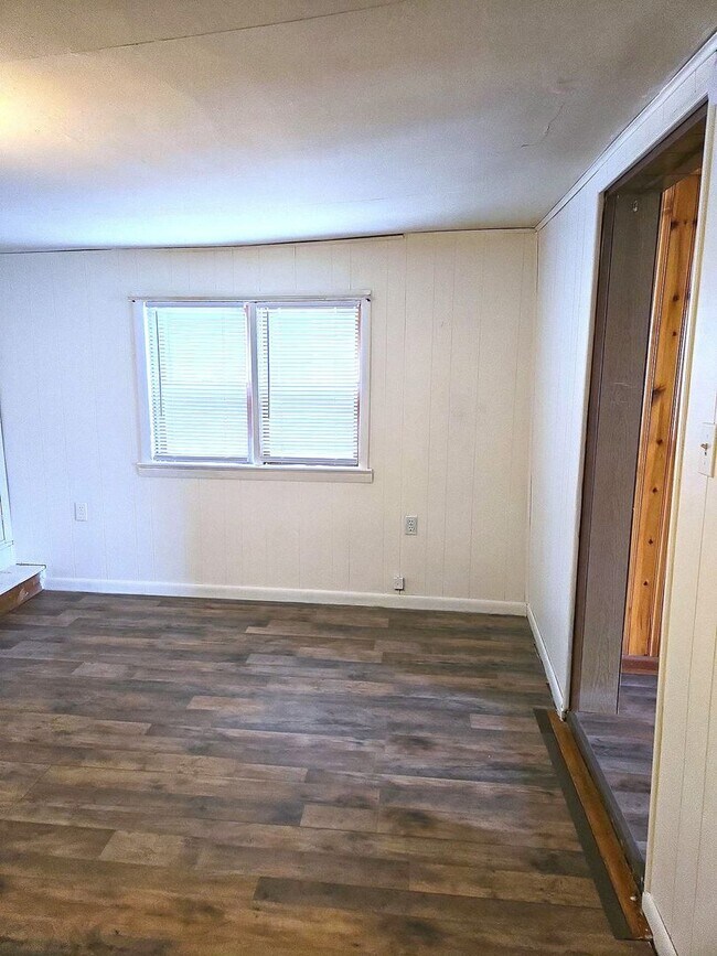 Building Photo - Spacious 3-bedroom single-family home in C...