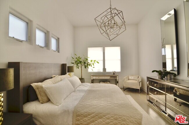 Building Photo - 5703 Laurel Canyon Blvd