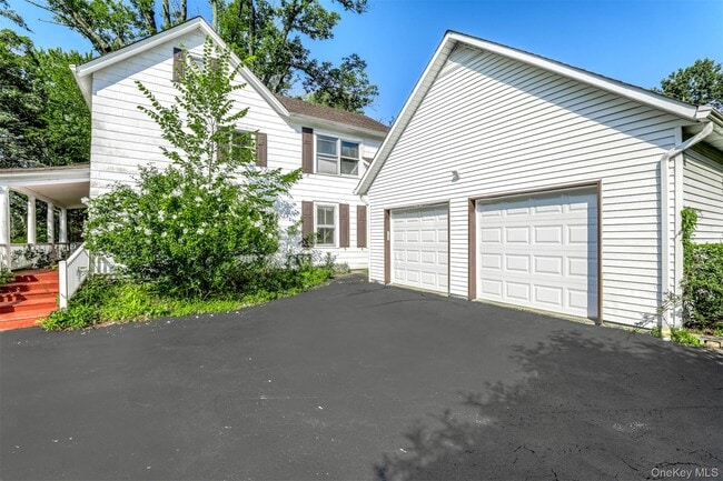 Building Photo - 124 Willow Tree Rd