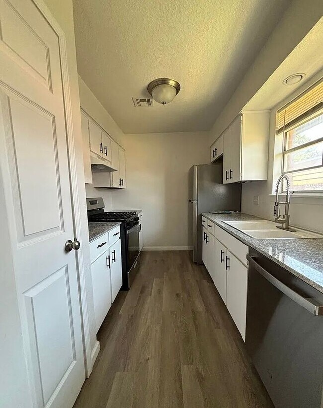 Building Photo - 6619 NW Denver Ave