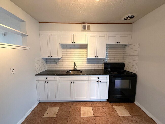 Building Photo - 3310 New England St