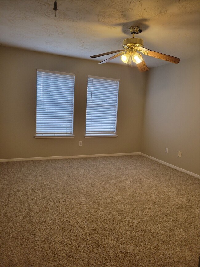Building Photo - 3715 Pinehurst Dr