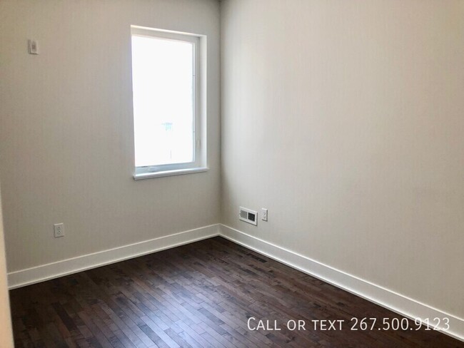 Building Photo - Absolutely Gorgeous Bi Level 3bd+den with ...