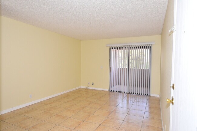 Building Photo - Lovely 2nd Floor, 1 Bed, 1 Bath Condo At Desert Shores!