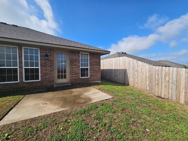 Building Photo - (3) Bed/(2) Bath in Tecumseh Ridge Avail Now!