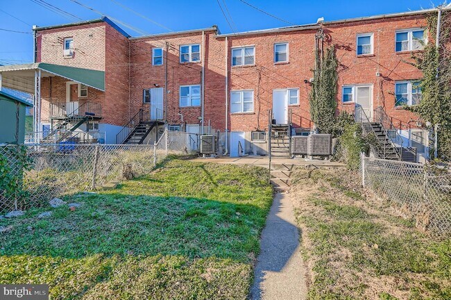 Building Photo - 1405 N Decker Ave