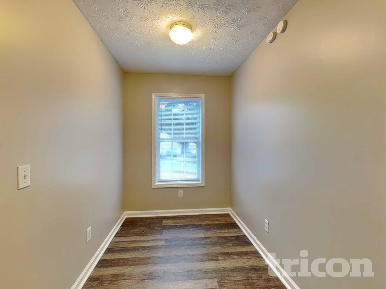 Building Photo - 401 Breeze Way