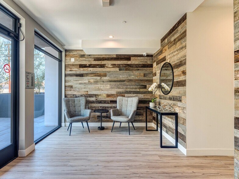 Building Photo - 338 N Mariposa Ave