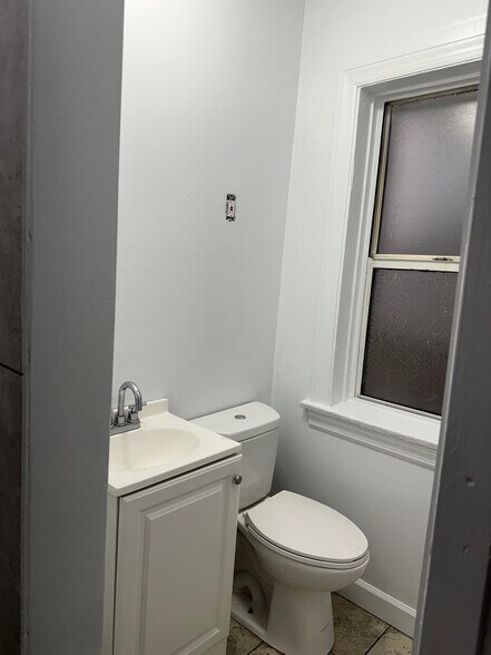 Building Photo - 5662 N Ridge Ave