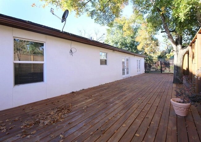 Building Photo - 5501 Aspen St