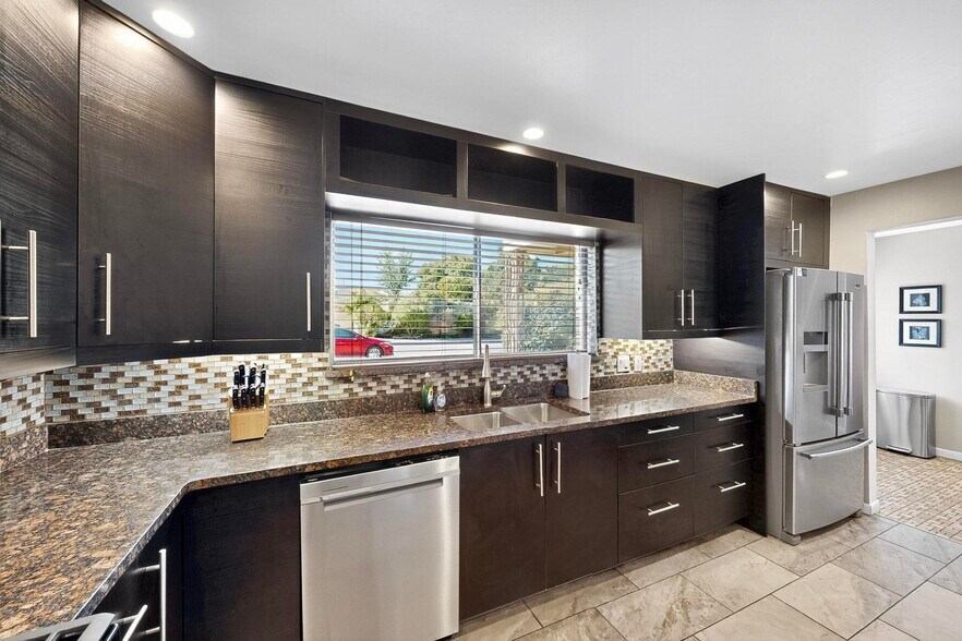 spacious kitchen - 4715 Marquette Ave NE